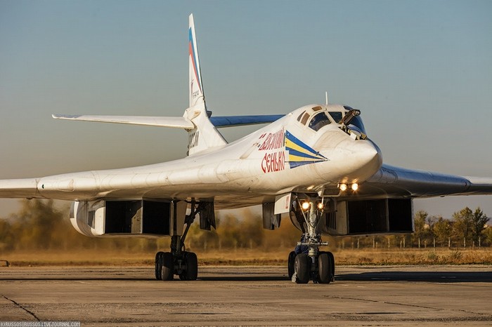 Máy bay ném bom chiến lược Tu-160 Nga